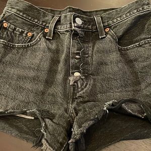 Washed Black Levi’s Shorts w25